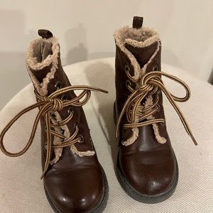 Gap baby Sherpa lined leather and sueded boot
